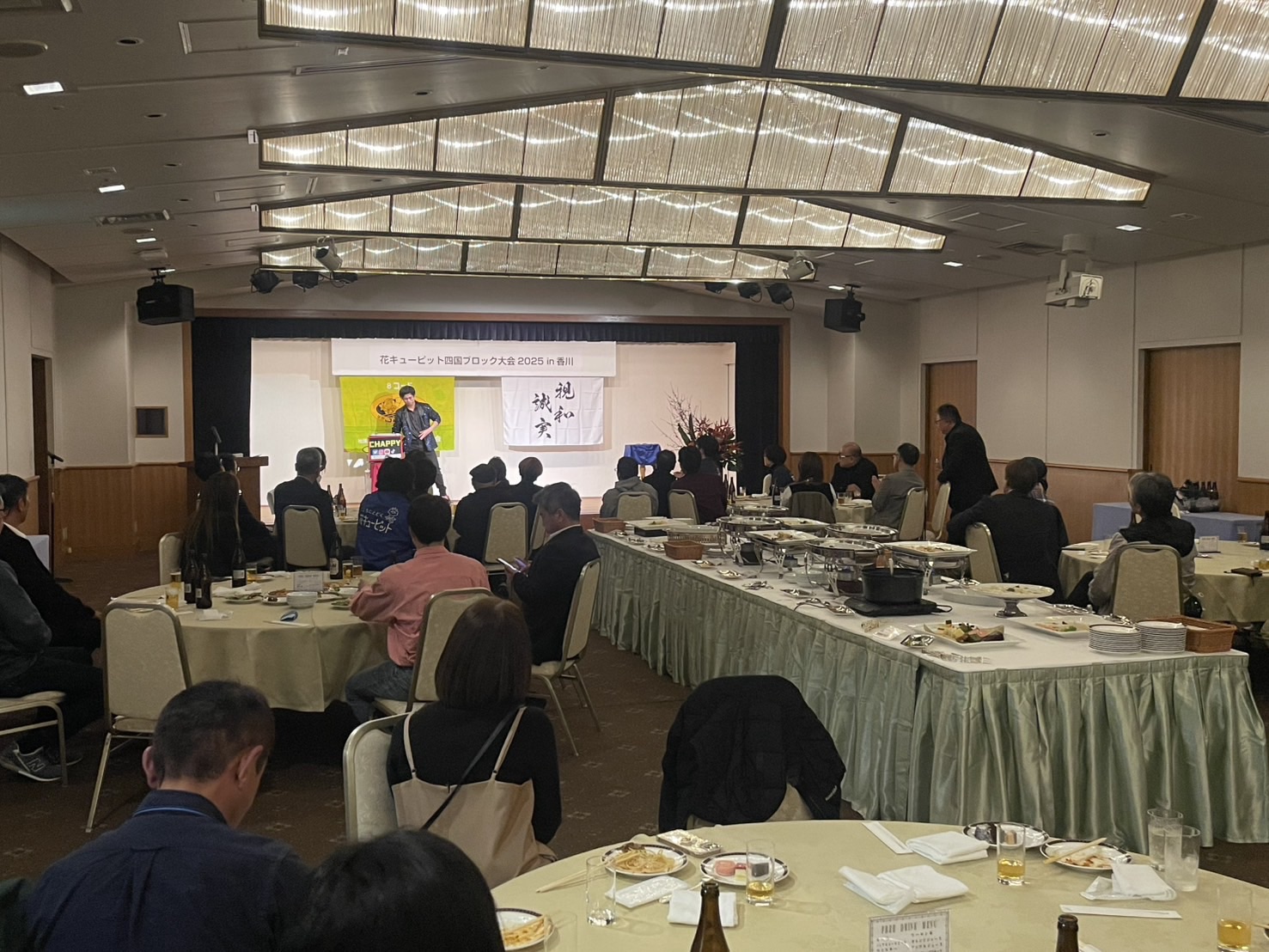  企業パーティーマジックショー客席側からの写真