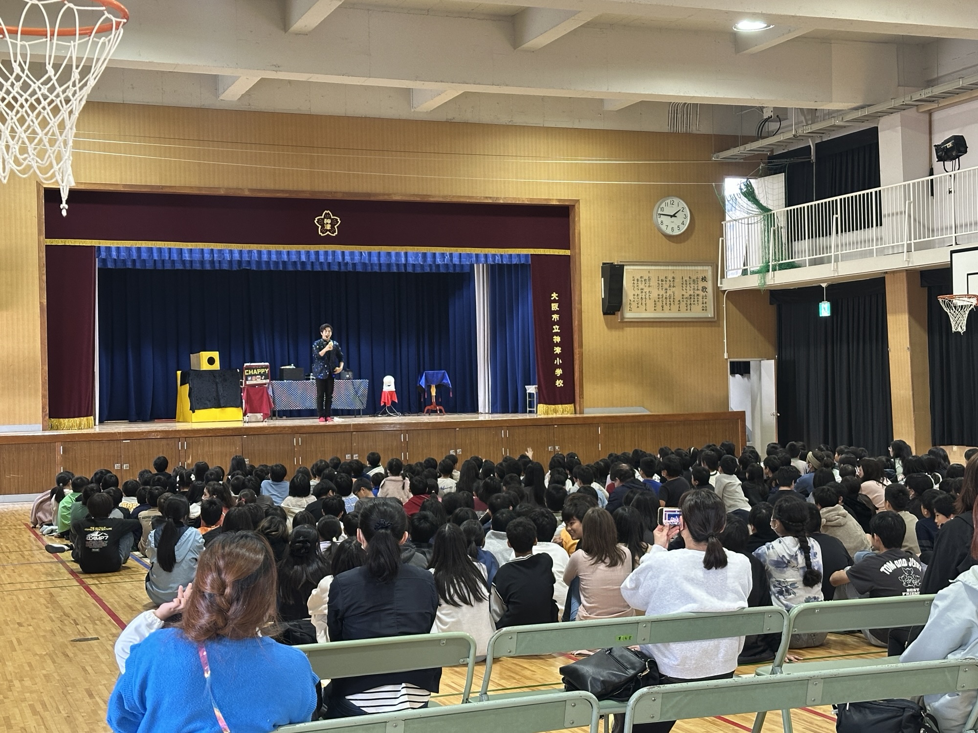  小学校芸術鑑賞会での出張マジックショー