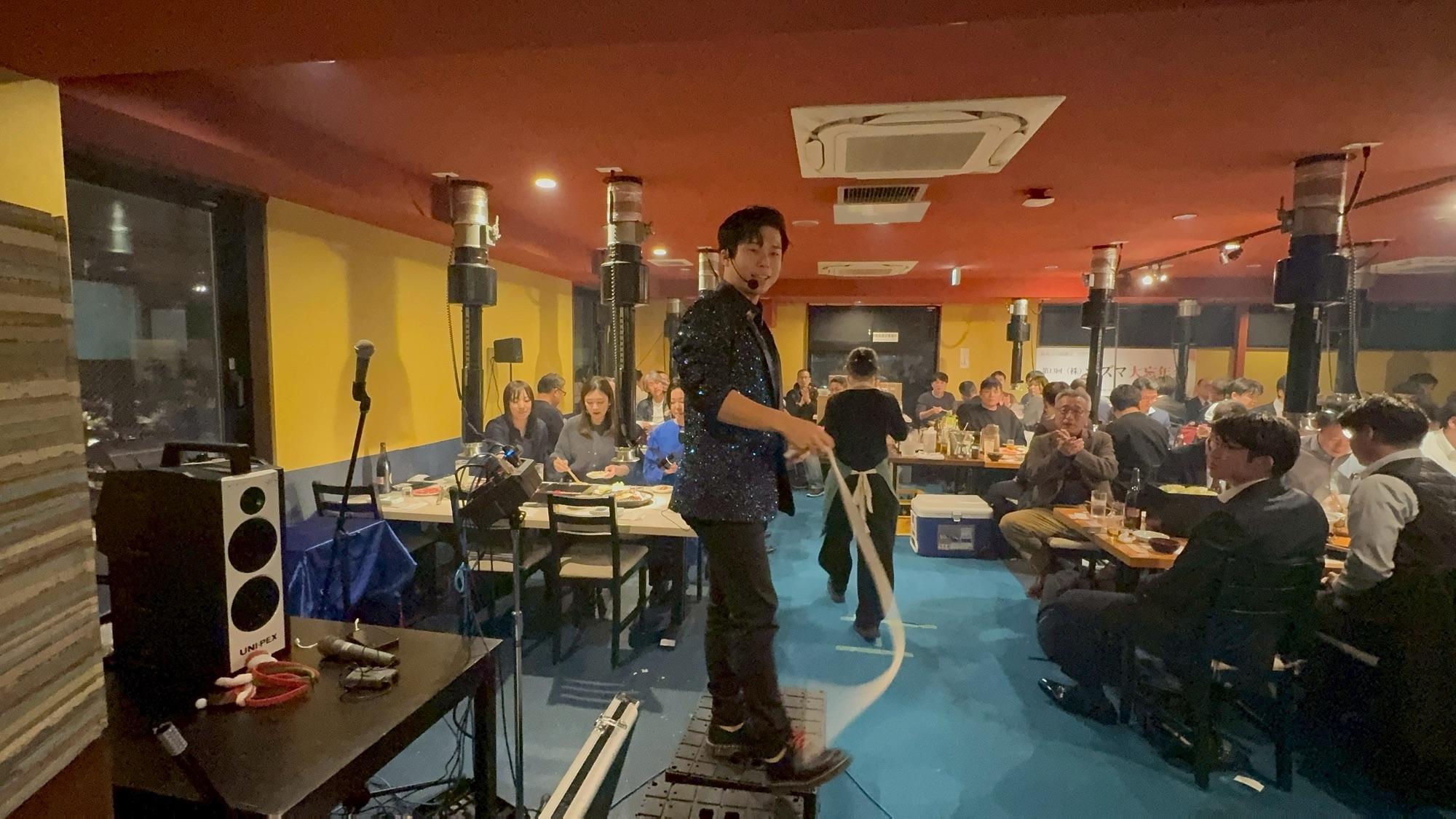 企業忘年会、出張マジックの様子
