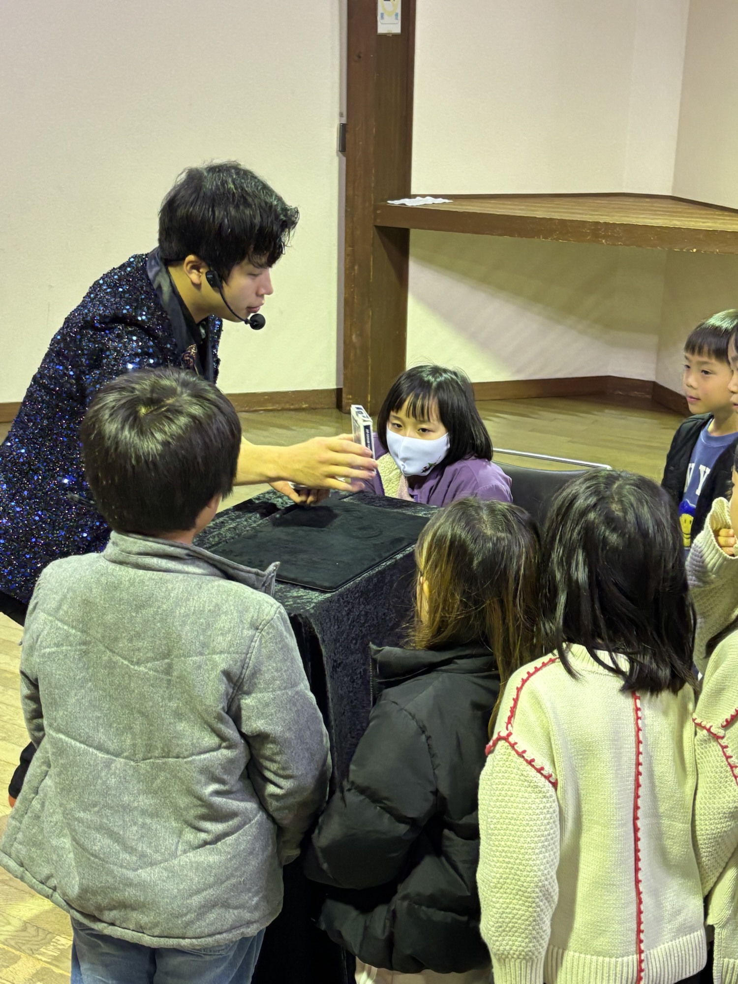 大阪マジシャンテーブルマジックの様子