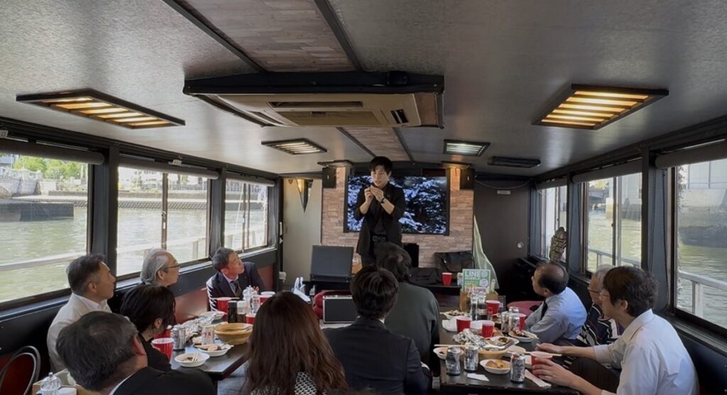 大阪マジシャンの出張マジックの様子
