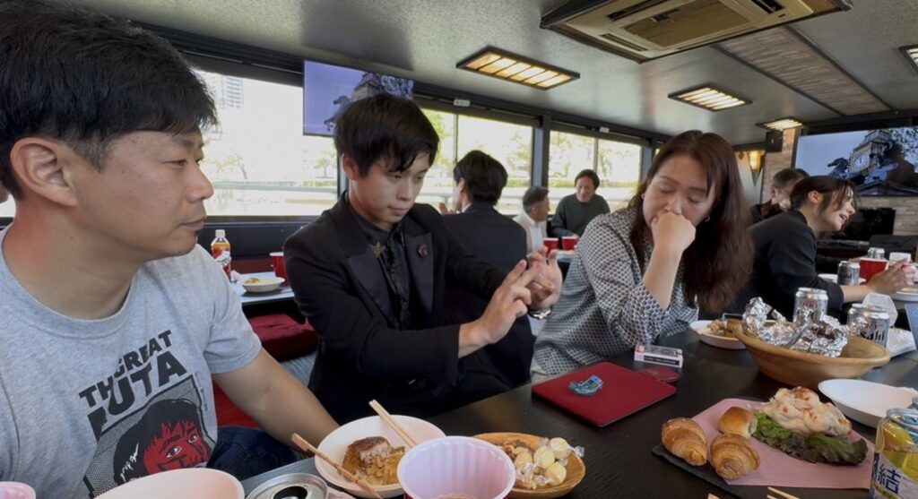 大阪マジシャンテーブルマジックの様子