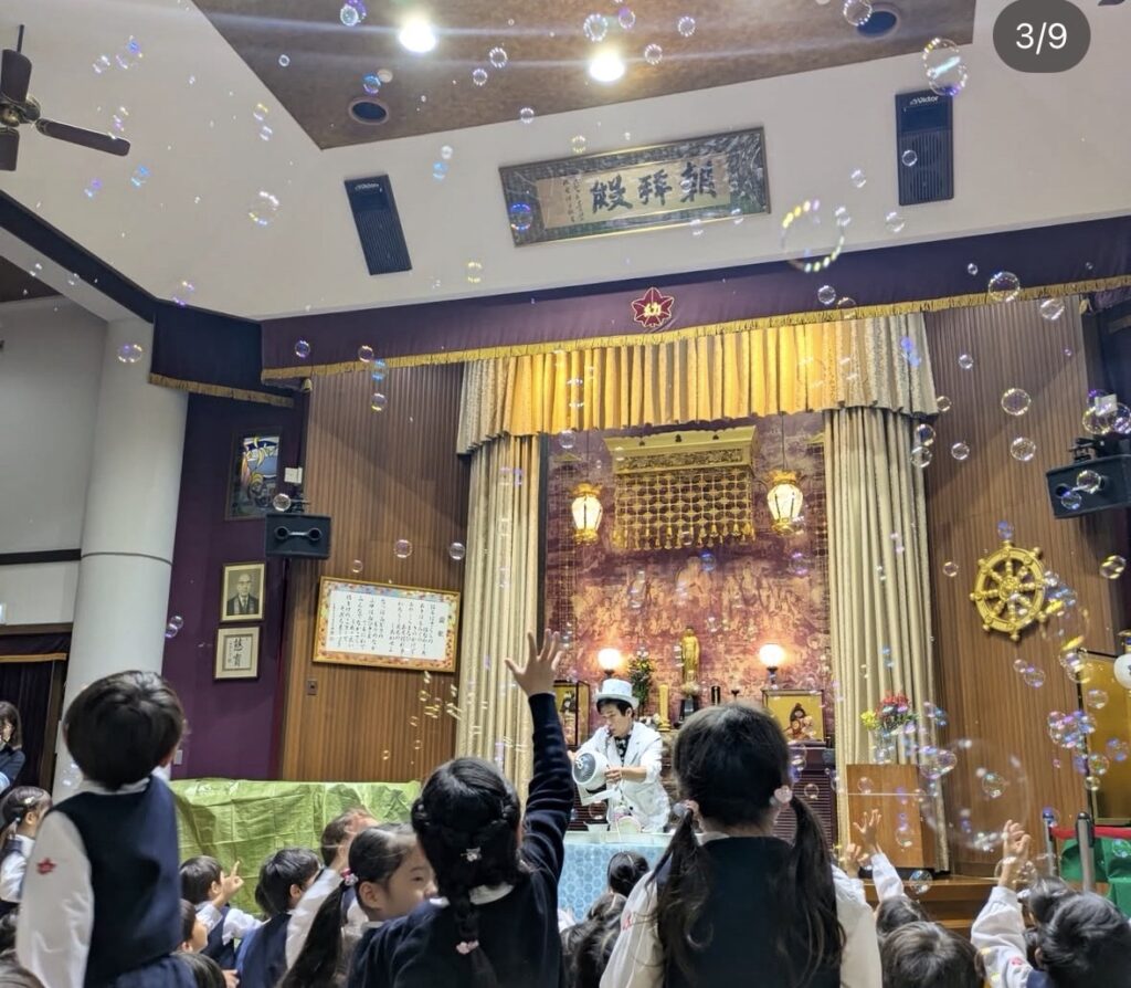 幼稚園イベントでのしゃぼん玉の様子