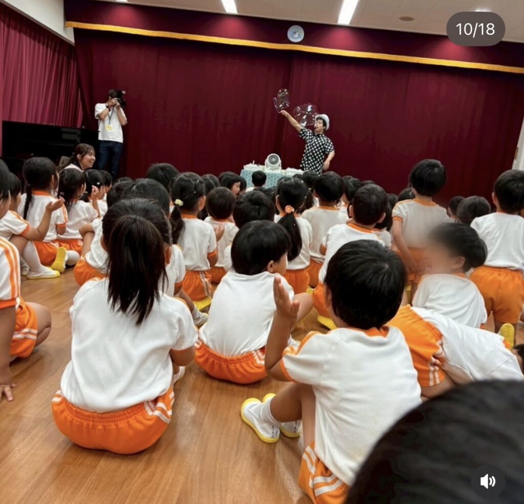 園児80人の前でシャボン玉ショー