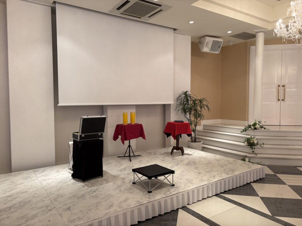 マジックショーの会場は結婚式会場