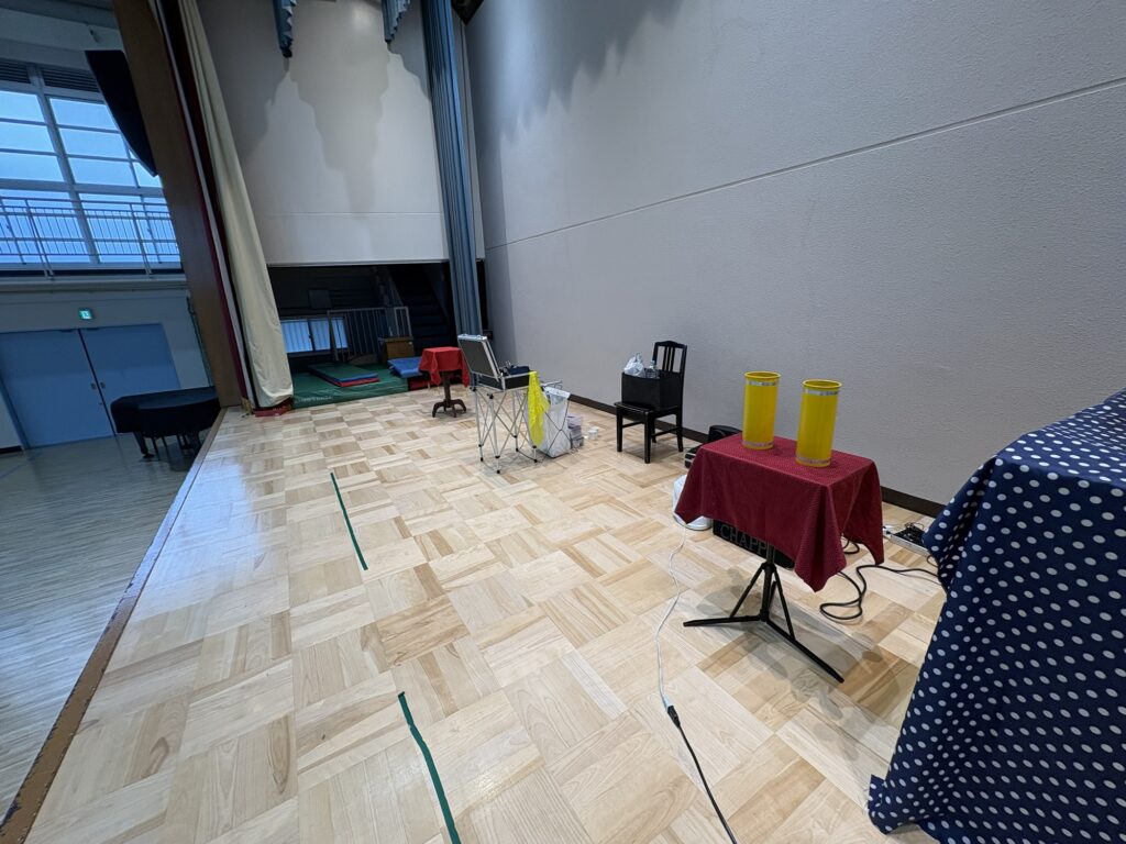 会場は小学校の体育館